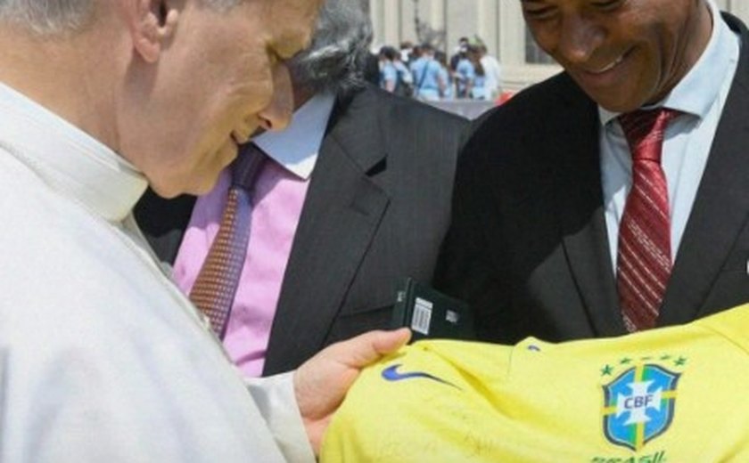 Cafu se encontra com o papa Leão XIV e o presenteia com camisa da seleção brasileira