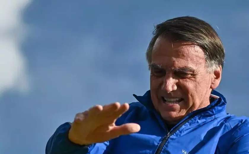'Estamos oficialmente em uma ditadura', diz Flávio Bolsonaro
