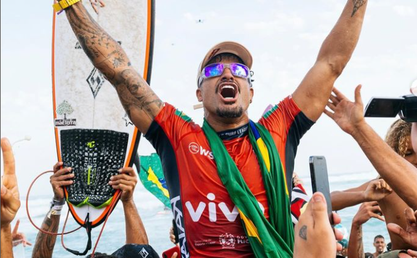 Emocionado, Italo Ferreira dedica troféu da etapa de Saquarema ao pai: 'Esse é para você'