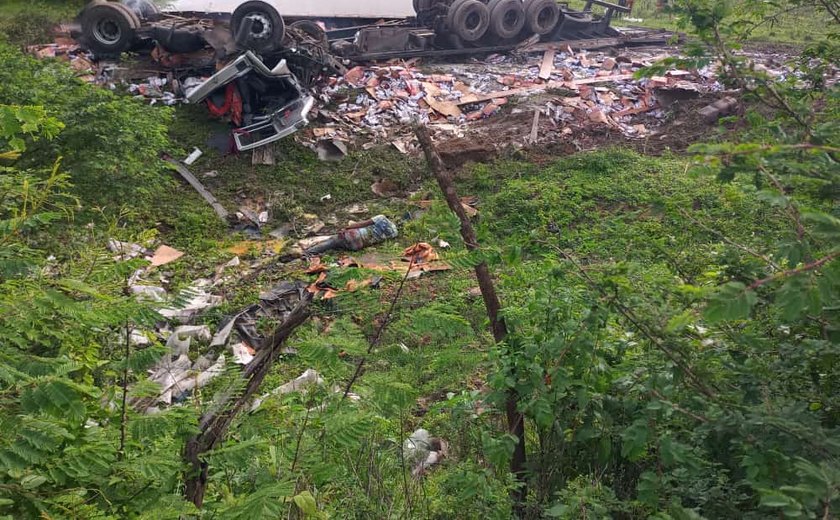 Um homem morre e outro fica ferido em tombamento de carreta em Palmeira dos Índios