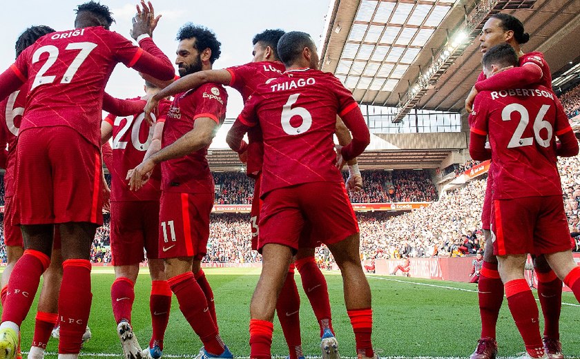 Liverpool empata com Tottenham e vira líder, mas dá boa oportunidade ao City