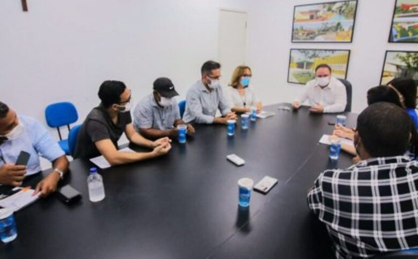 Prefeito Luciano Barbosa reúne-se com estudantes universitários sobre transporte escolar