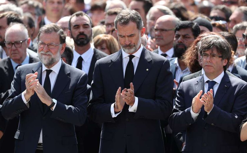 Barcelona homenageia vítimas de atentado terrorista