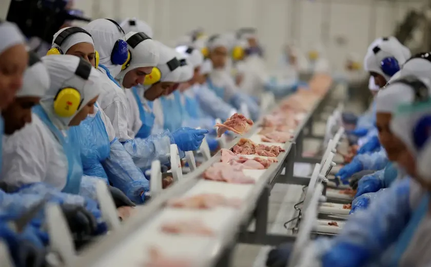Indústria de alimentos é a que mais emprega no Brasil, diz IBGE