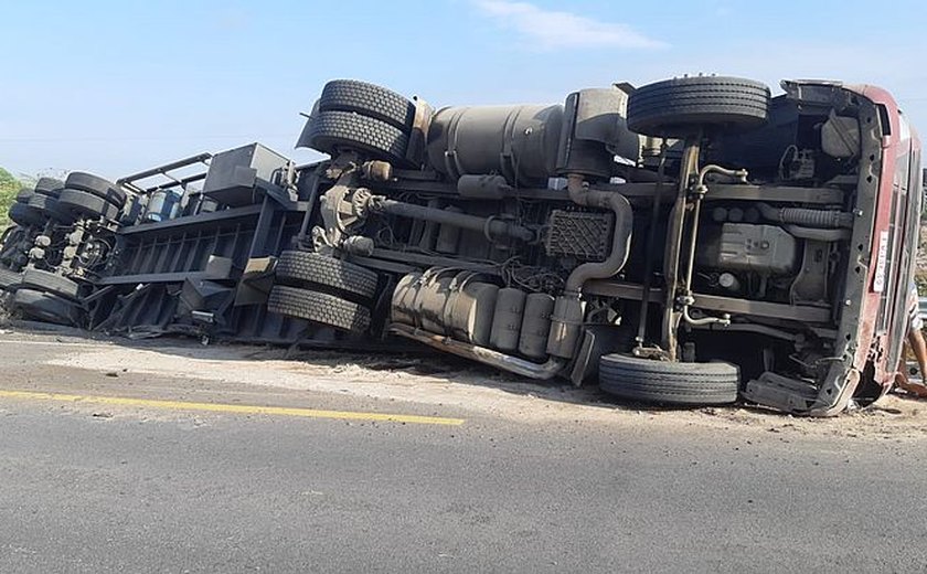 Condutor de caminhão fica ferido após acidente na BR-423