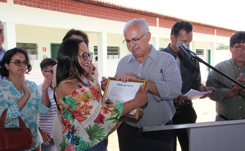 Prefeito inaugura escola na comunidade quilombola da Vila Pau D´Arco