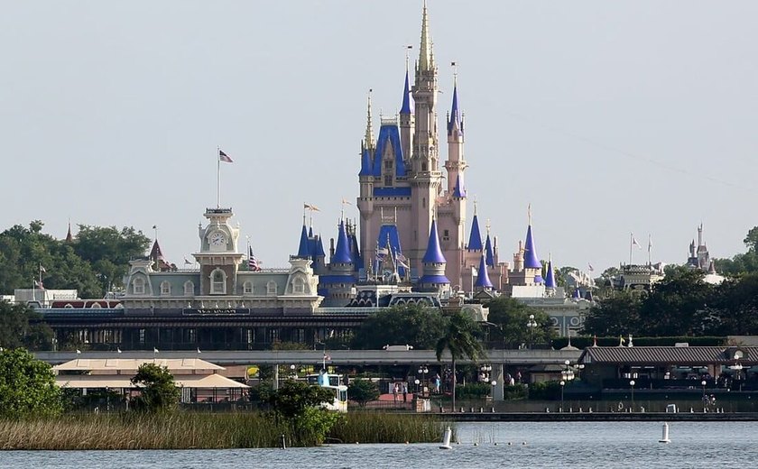 Funcionários da Disney protestam por salários melhores na Califórnia