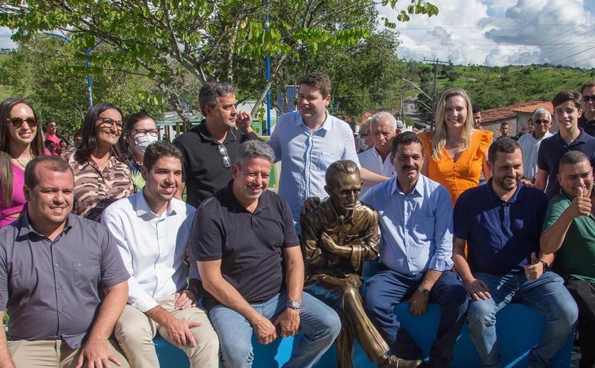 Marlan Ferreira homenageia avô, inaugurando estátua do ex-prefeito Benício Ferreira