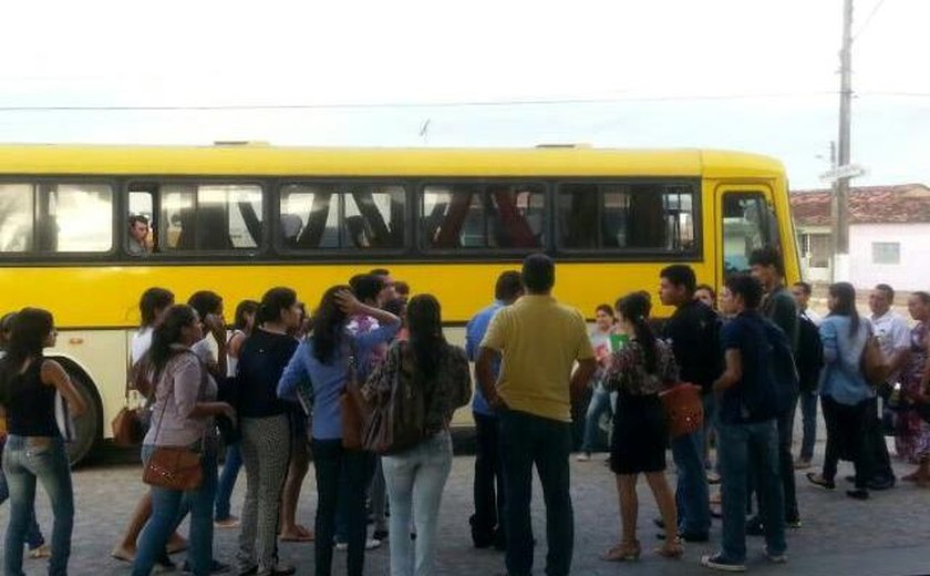 Prefeitura de Anadia disponibiliza dois novos ônibus para transporte universitário