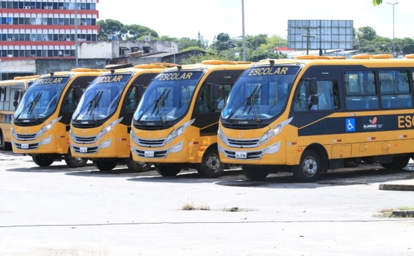 Seduc entrega 100 ônibus que atenderão 11 mil estudantes da rede estadual de Alagoas