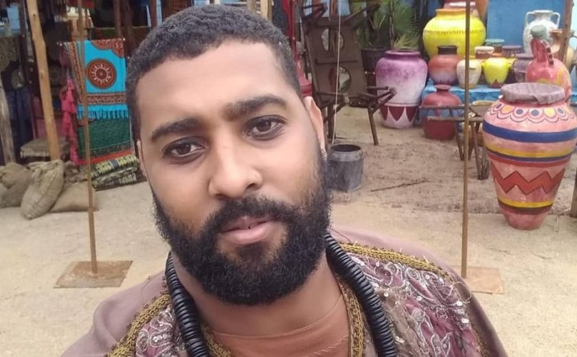 Ator Edson Caldas é visto em rua de Japeri com homem desconhecido: 'Não conseguimos identificar', diz família
