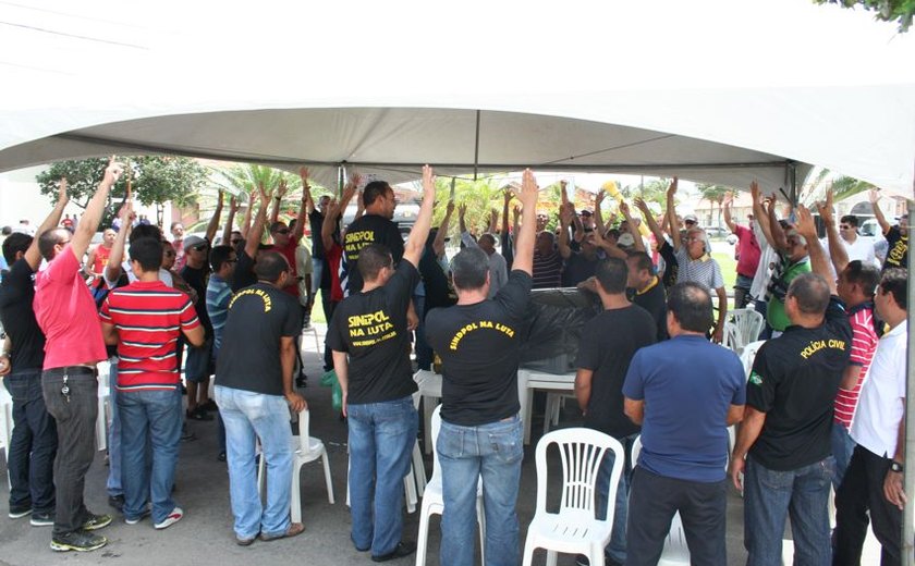 Policiais civis aguardam proposta do Governo em frente ao Porto de Maceió