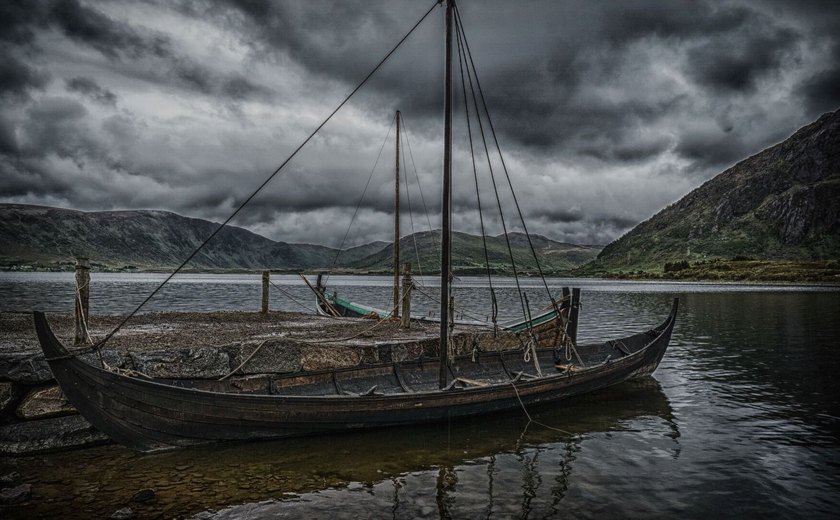 Desenterram restos de mulher com cachorro de estimação em um barco viking na Noruega (FOTOS)