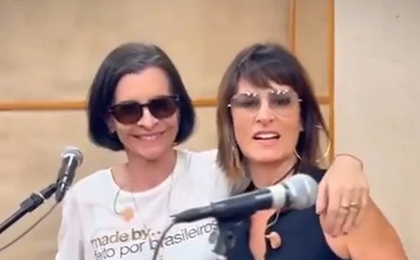 Marina Lima e Fernanda Abreu se beijam em show no festival Coala