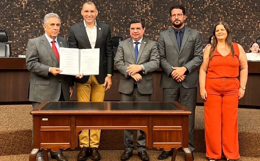 Prefeito Pino assina terma de adesão do município de Campestre ao programa Moradia Legal