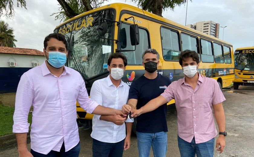 Prefeito Arthur Freitas garante novo ônibus escolar para Santana do Mundaú