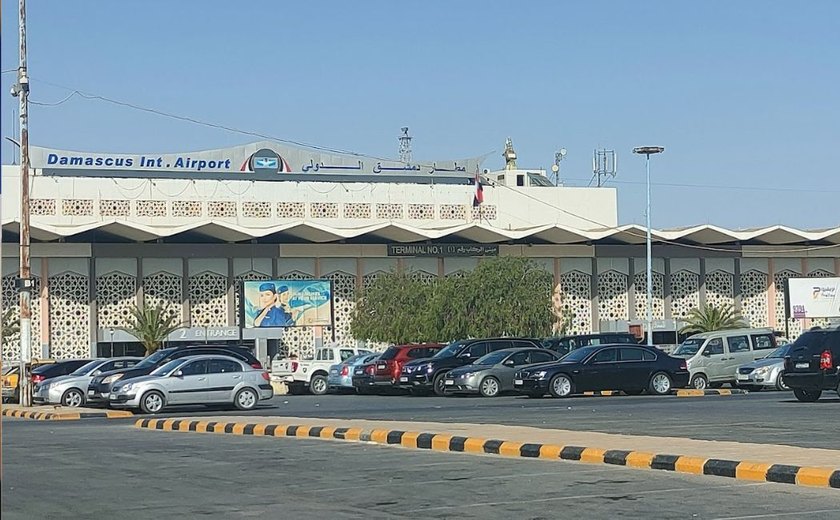 Sírios recebem passageiros com festa na reabertura do aeroporto de Damasco