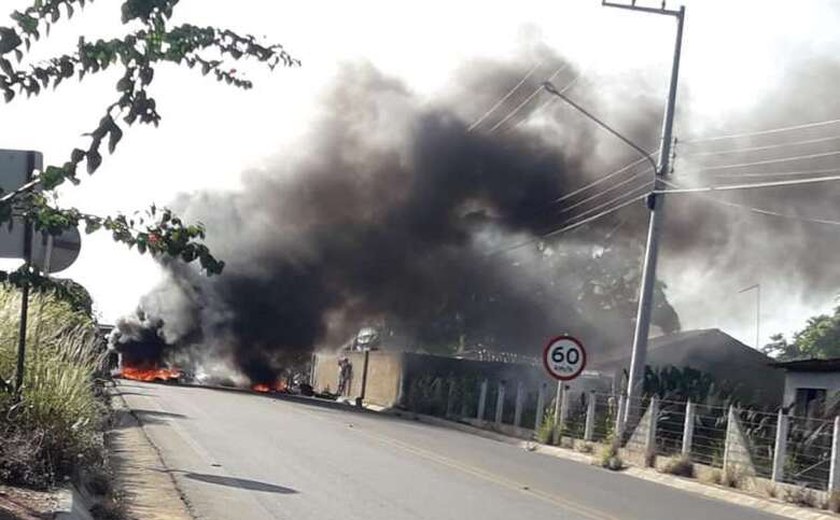 Moradores de Craíbas interditam rodovia em protesto contra Mineradora