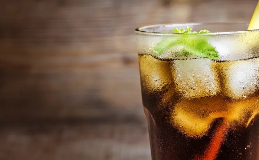 Beber refrigerante ajuda a soltar comida presa na garganta? Cientistas respondem