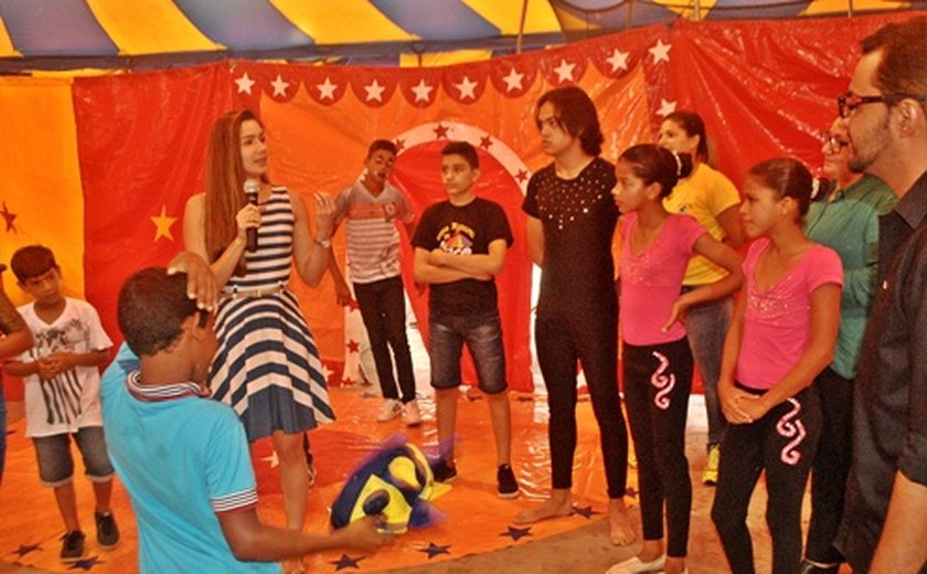 Primeira-dama se encanta com Escola de Circo de Arapiraca