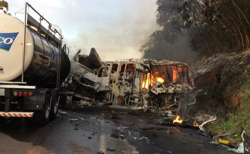 Acidente com ônibus deixa 20 mortos e vários feridos no Paraná