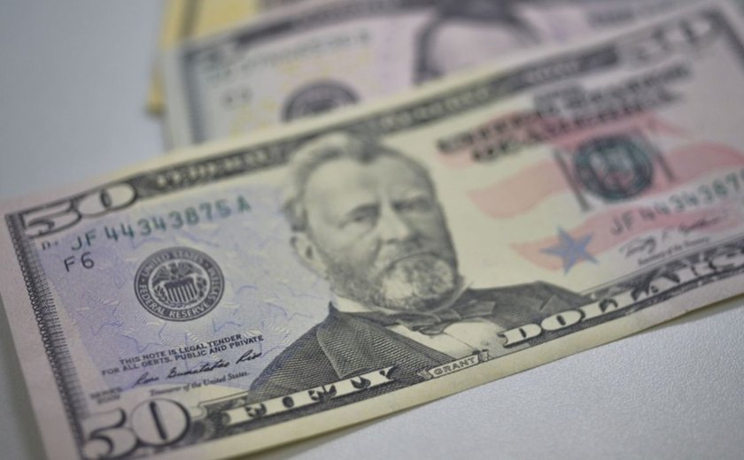 Dólar cai para R$ 5,66 após Copom e acordo entre EUA e Reino Unido