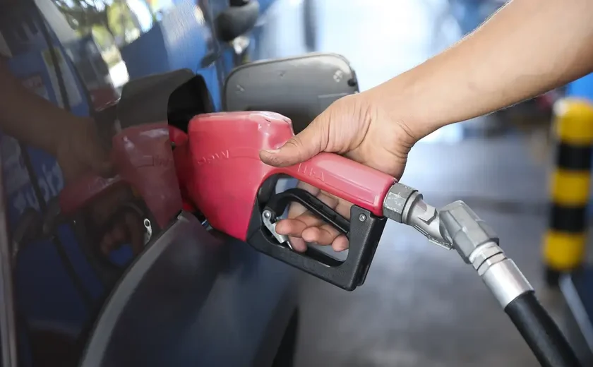 Petrobras anuncia redução de R$ 0,30 no preço do diesel
