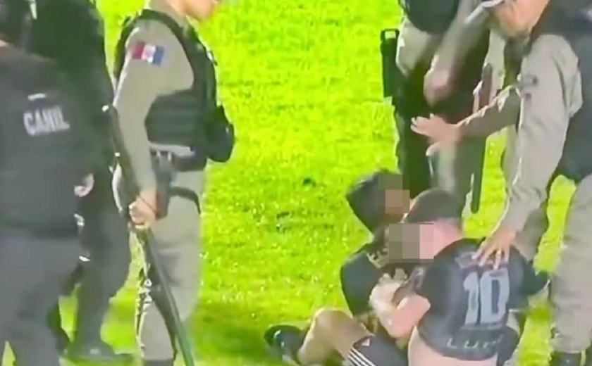 Polícia Militar contem membros de torcida organizada do ASA que invadiram gramado do Fumeirão