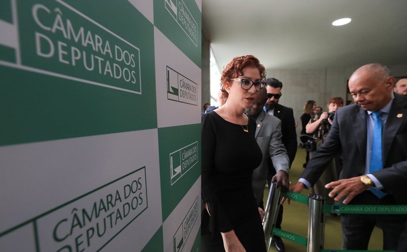 Moraes abre inquérito para investigar Zambelli por coação e obstrução