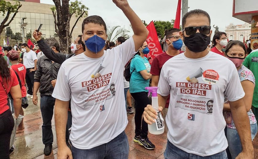 “Fora Bolsonaro” em Maceió tem expressiva participação mesmo com chuva