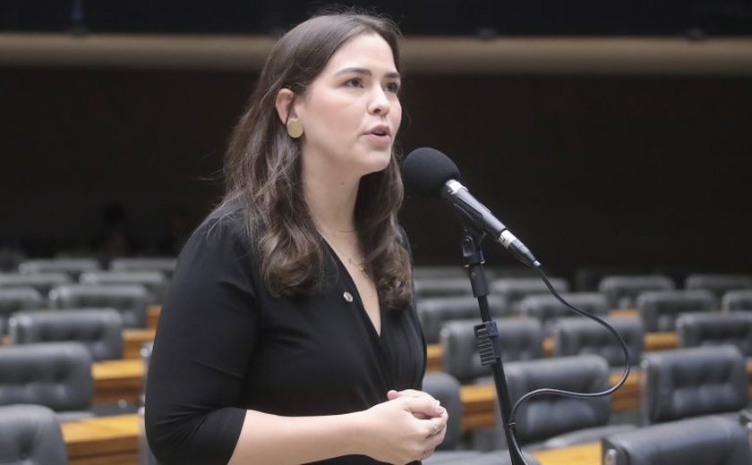 Comissão aprova obrigatoriedade de escola divulgar proibição de cobrança extra para aluno com deficiência