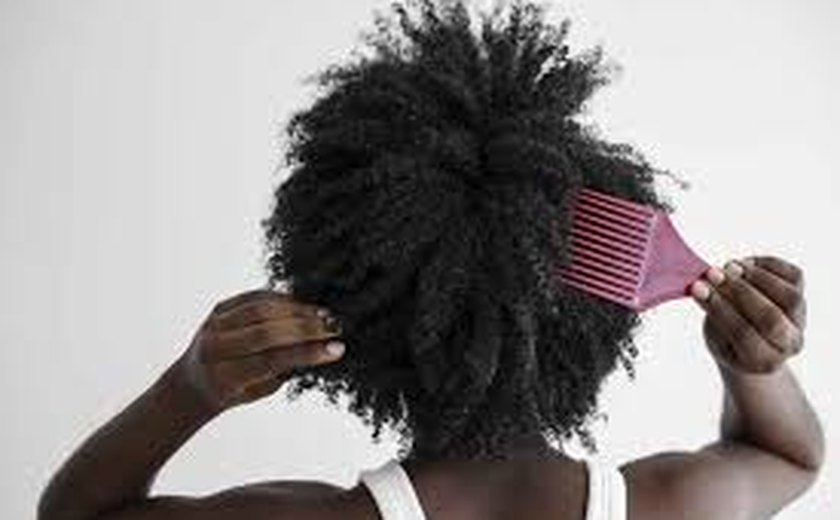 Atendente de farmácia orientada a prender cabelos 'black power' para não 'assustar clientes' será indenizada