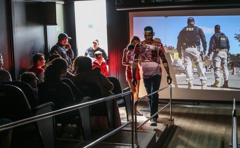 PRF realiza Cinema Rodoviário para conscientizar sobre trânsito seguro