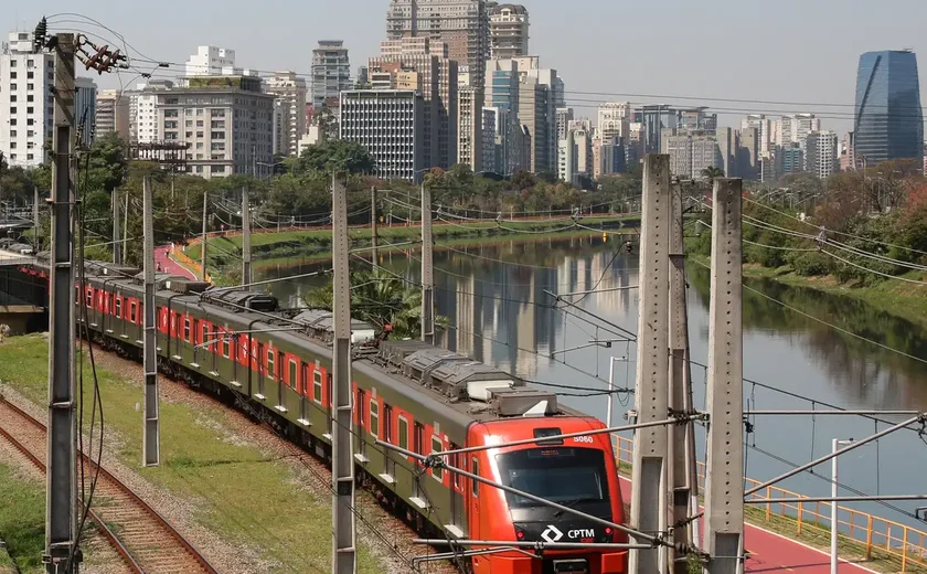 Seguranças da CPTM são flagrados filmando briga dentro de trem