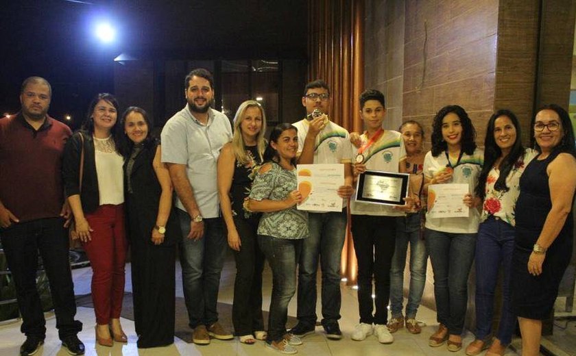Alunos de Santana do Mundaú recebem medalhas por destaque na Olimpíada Brasileira de Física