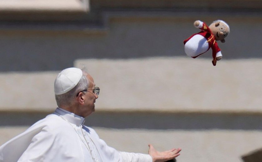 Papa Leão XIV apanha boneco de si mesmo ao partir da audiência semanal na praça de São Pedro