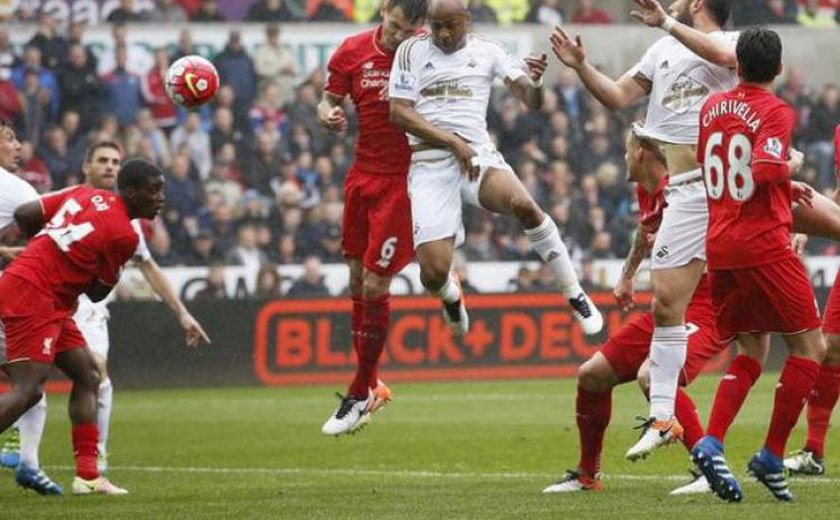 Liverpool faz dois gols no fim e derrota Fulham no Inglês; João Pedro marca, mas Chelsea vence