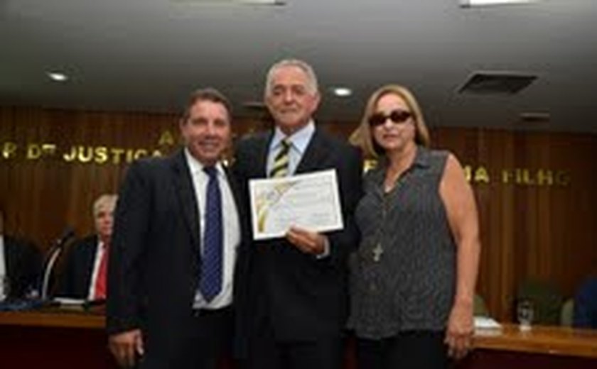 Procurador de Justiça Dilmar Camerino é homenageado com a diploma de honra ao mérito