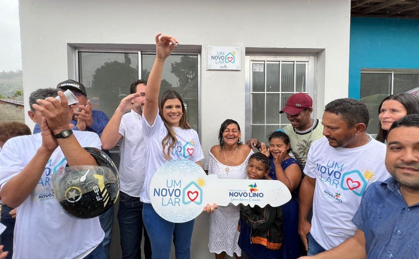 Prefeita Marcela Gomes realiza sonho de famílias linenses com entrega de moradias