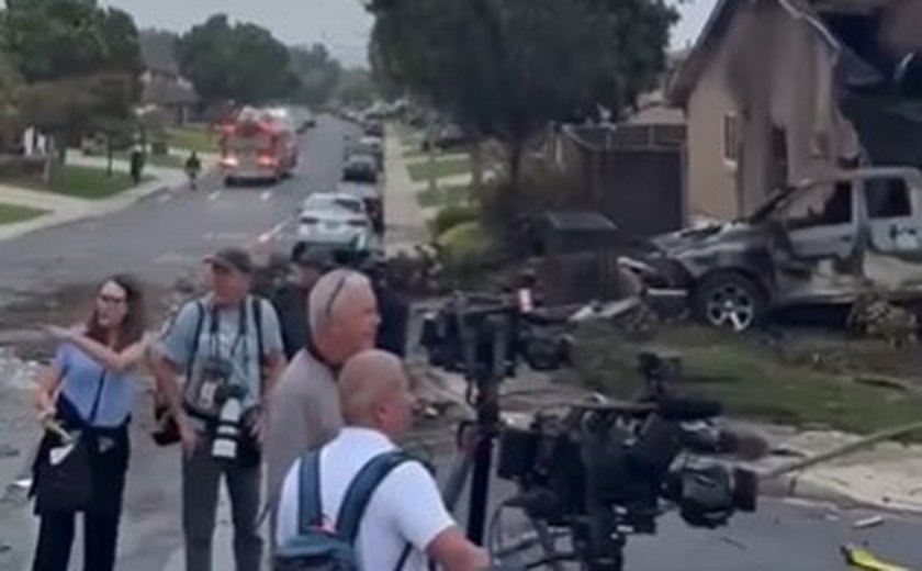 Avião cai em área residencial no estado norte-americano da Califórnia