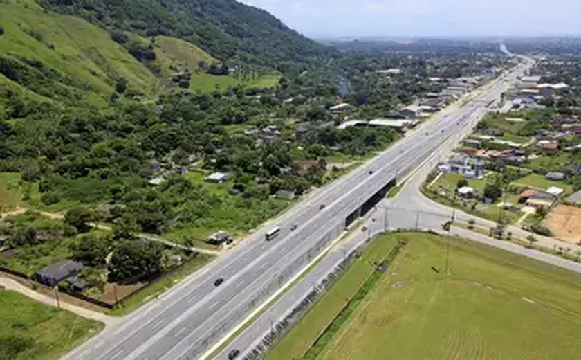 Bombeiros atendem a engavetamento com vítima fatal na BR-101