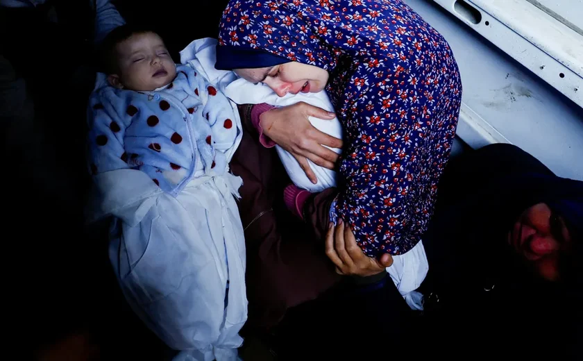 Pai descobre que filhos gêmeos de quatro dias foram mortos em Gaza por ataque israelense enquanto ele registrava os bebês