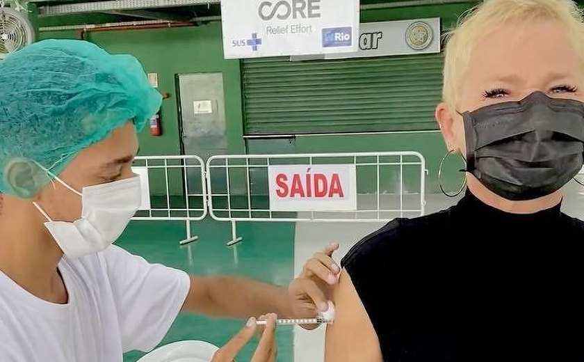 Xuxa toma 1ª dose da vacina contra covid-19 e lamenta mortes