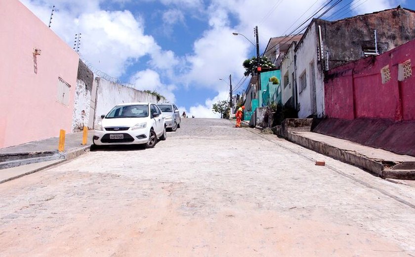Após obras, Rua Dr. Ambrósio Lyra, no Farol, está liberada para veículos