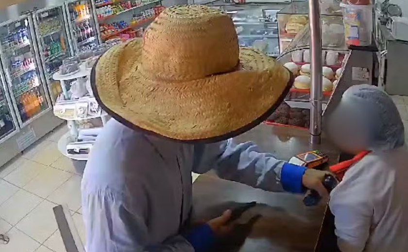 VÍDEO – Ladrão armado consola funcionária de padaria durante assalto: “Calma, tia”