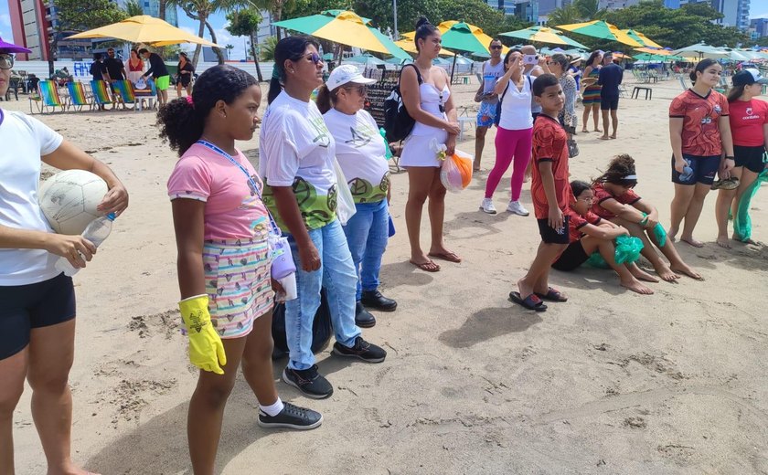 Alurb realiza mutirão de limpeza e educação ambiental na Praia da Pajuçara