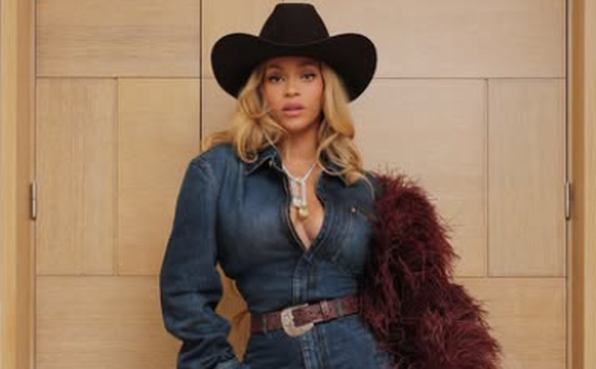 Beyoncé interrompe show após falha em carro suspenso