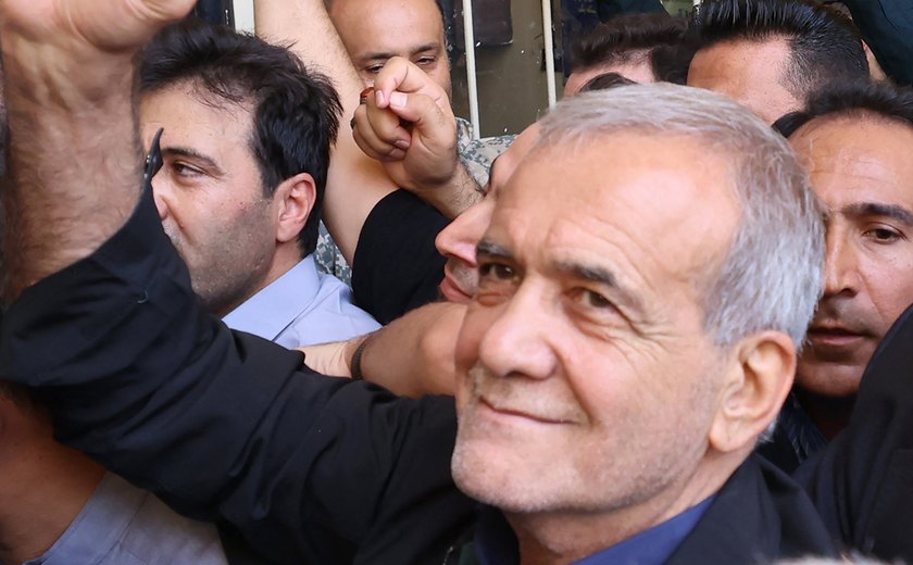 Eleito no Irã, Pezeshkian promete, em discurso, servir a todos os iranianos