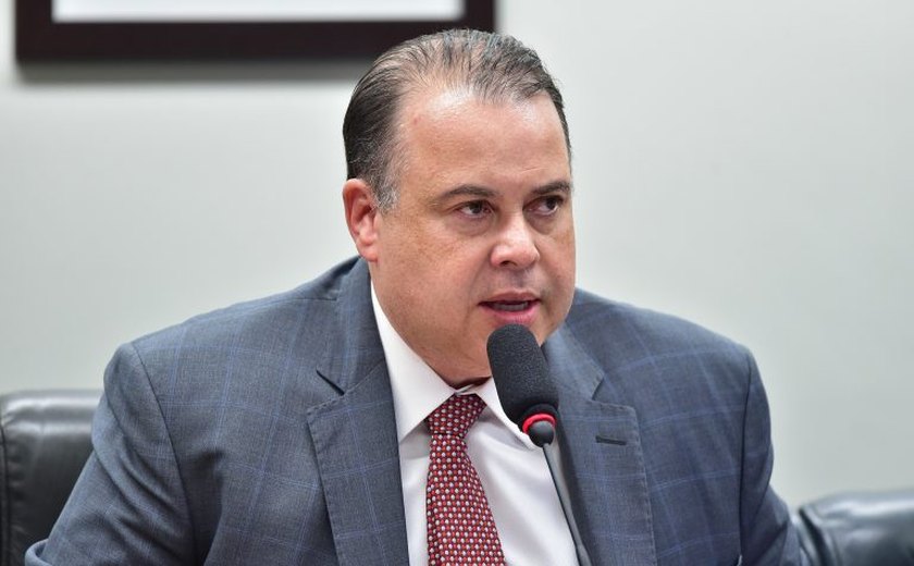 Comissão aprova obrigatoriedade de autorização judicial para menor atuar como influenciador digital