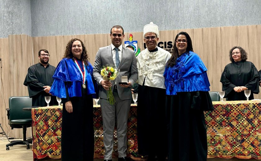 Secretário Silvio Bulhões recebe medalha de maior honraria concedida pela Uncisal